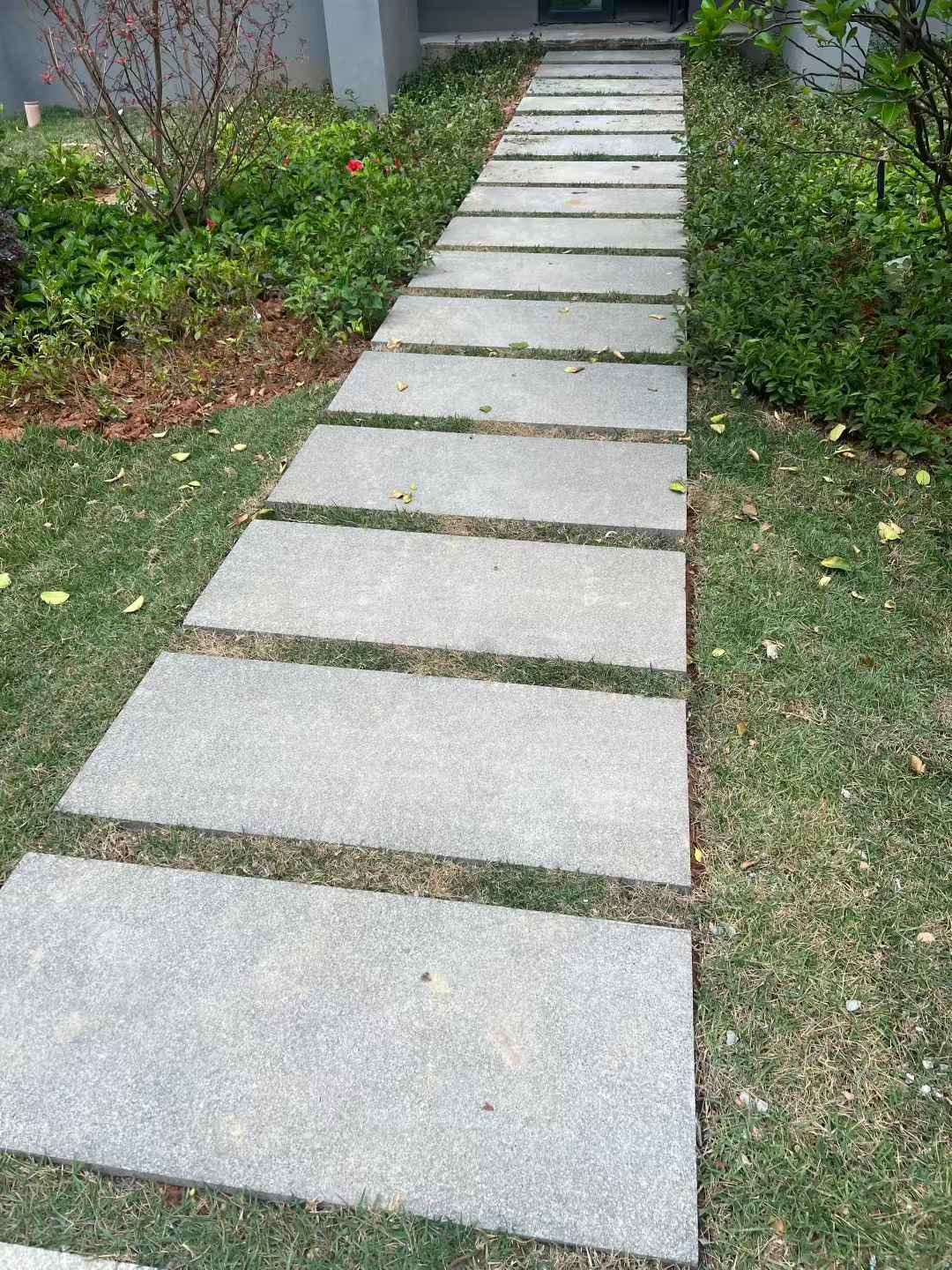 宜宾 芝麻黑小区踏步、汀步石铺装效果