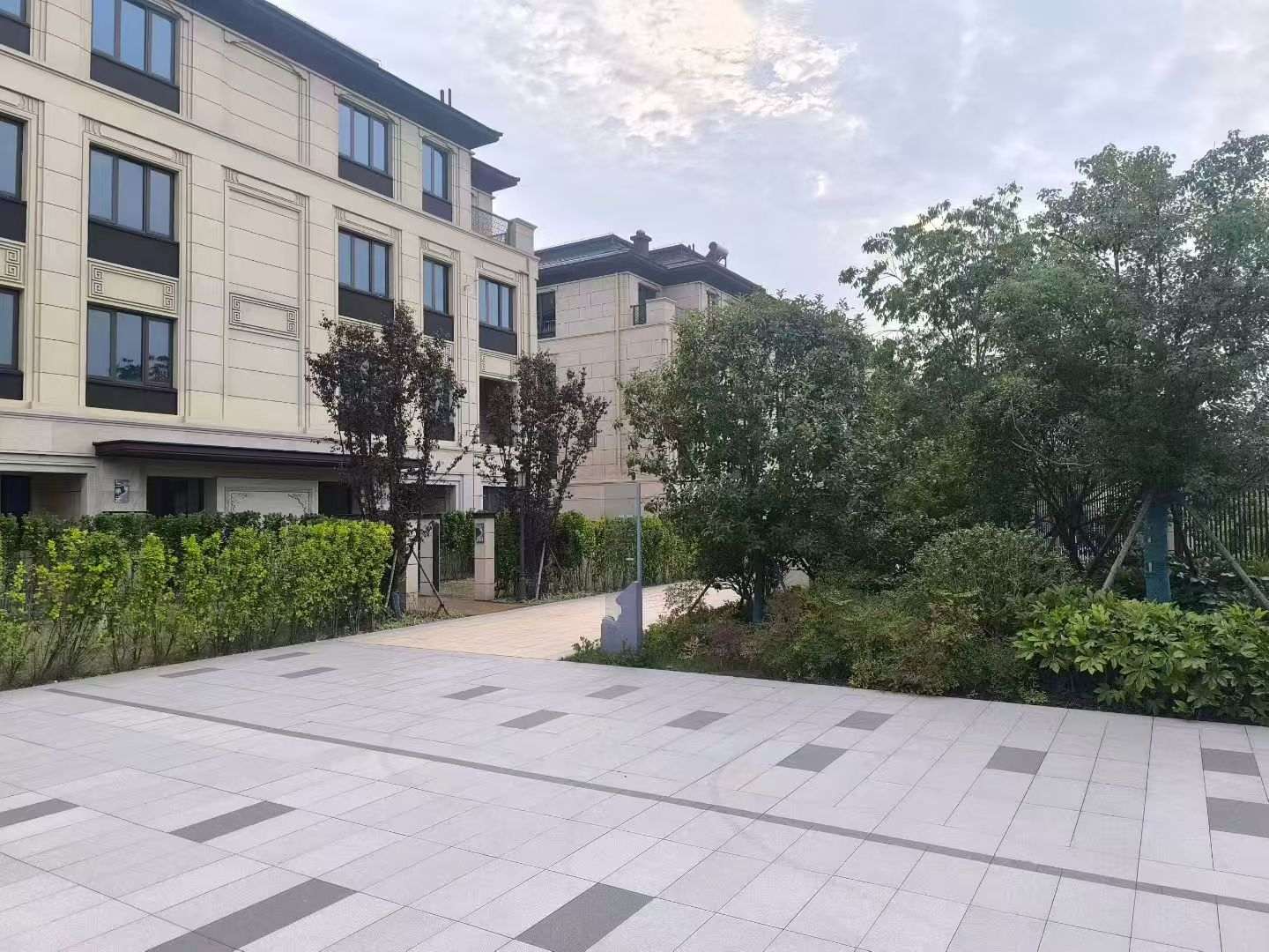 宜宾 芝麻白与芝麻白搭配铺装，尺寸1200*600